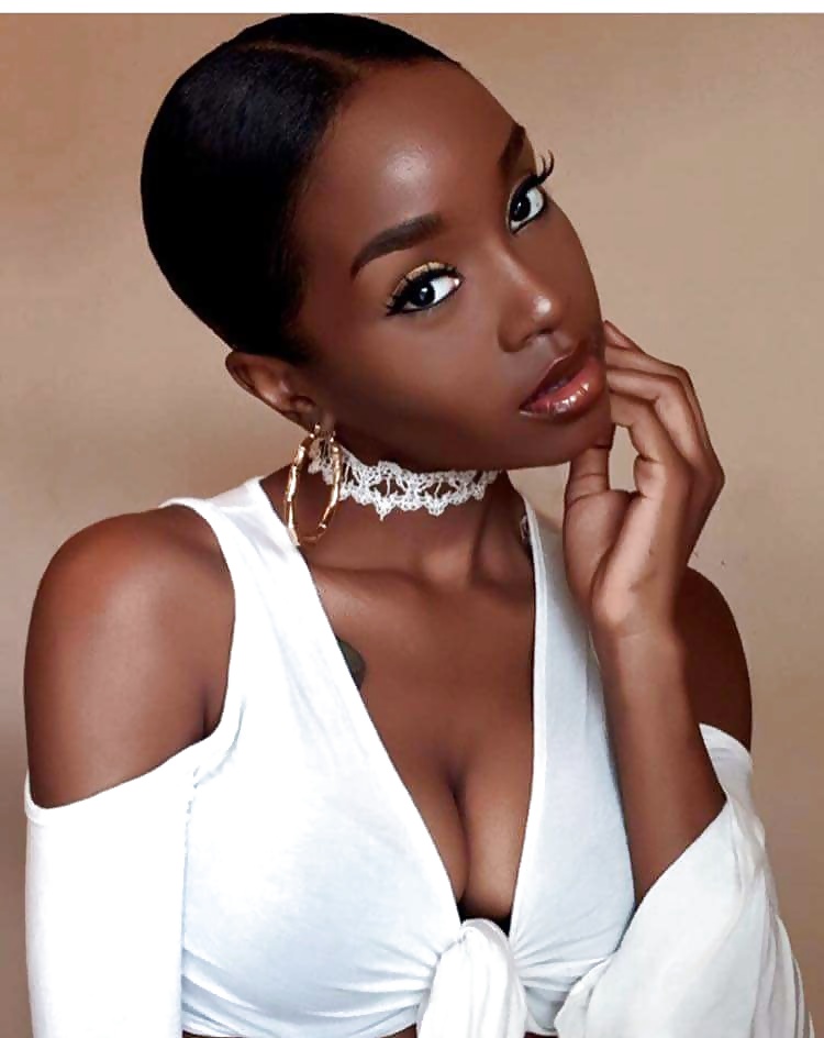 Brown skin girl. Эбони Браун. Алиша Дэниелс. Ebony Brown Skin. Melanin Dark Skin.