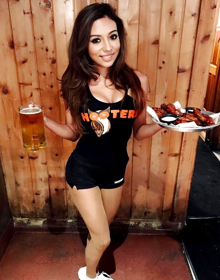 Hooters make you Happy  17