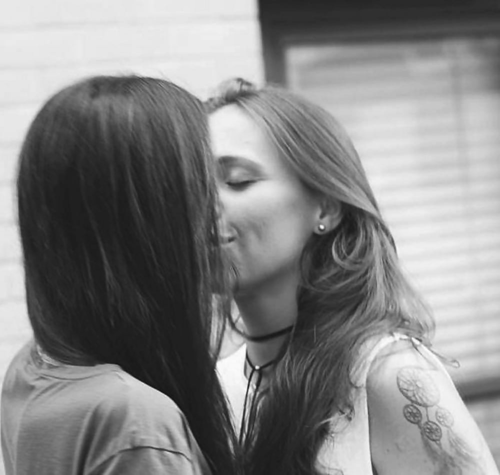 Хочу лезби. Любовь двух женщин домашнее. Частные лесбийские фото. Молодые московские лесби.