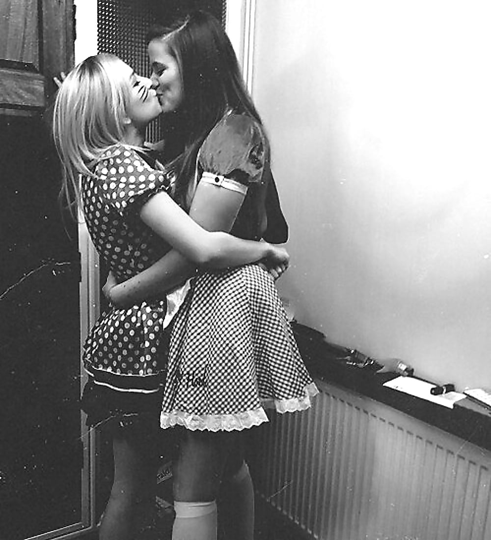лесби целуются в школе фото 103
