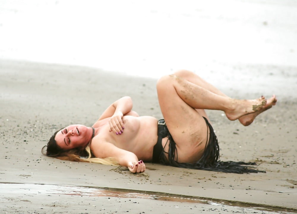 Lisa Appleton beach topless oct 2017 9